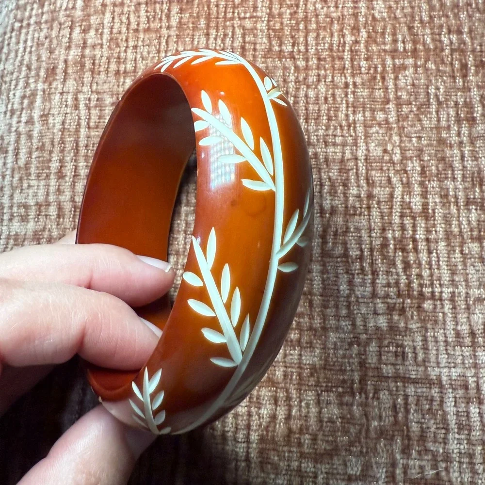 Vintage Bakelite Style Leaf Carved Bangle Bracelet Brown‎ White
